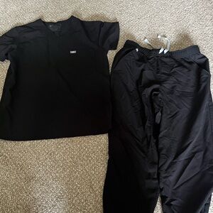 Figs Leon Three Pocket Scrub Top & Tansen Jogger Pants